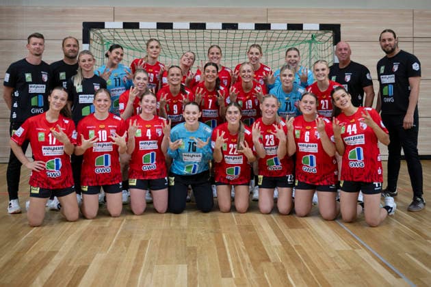 Handball Bundesliga Frauen,HBF, Saison 2026 2027-SV Union Halle-Neustadt Teamfoto Halle, Deutschland 10.August 2026: Im Bild:v.li.obere Reihe:Athletiktrainer Lucas Marschall, Tortwarttrainer Andreas Wiese (Halle), Torhueterin Marijana Ilic (Halle), Paulina Stapurewicz (Halle), Ilona Kieffer (Halle), Tina Wagenlader (Halle) , Torhueterin Lena Schmied (Halle), Trainer Pether Krautmeyer (Halle), Sportlicher Leiter Felix Gühlcke Guehlcke (Halle) Reihe Mitte:v.li.Teamaerztin Tina Guehrlich-Moehle, Fabienne Büch Buech (Halle), Gerda Kairyte (Halle), Lynn Molenaar (Halle), Lea Gruber (Halle), Torhueterin Ela Szott (Halle), Lynn Holtmann (Halle) Reihe unten v.li.Emma Hertha (Halle), Viktoria Marksteiner (Halle), Maksi Pallas (Halle), Torhueterin Nicola Czaja (Halle), Tabea Wipper (Halle), Marie Polakova (Halle), Velerie Smits (Halle) und Lois van Vliet (Halle) Halle Saale SWH Arena Sachsen-Anhalt Deutschland *** Women s Handball Bundesliga (HBF), 2026–2027 Season, SV Union Halle Neustadt Team Photo, Halle, Germany, August 10, 2026. Pictured from left, top row: Strength and conditioning coach Lucas Marschall, goalkeeper coach Andreas Wiese (Halle), goalkeeper Marijana Ilic (Halle), Paulina Stapurewicz (Halle), Ilona Kieffer (Halle), Tina Wagenlader (Halle), goalkeeper Lena Schmied (Halle), coach Pether Krautmeyer (Halle), and athletic director Felix Gühlcke (Halle). Middle row, from left: team doctor Tina Guehrlich Moehle, Fabienne Büch (Halle), Gerda Kairyte (Halle), Lynn Molenaar (Halle), Lea Gruber (Halle), goalkeeper Ela Szott (Halle), Lynn Holtmann (Halle); bottom row, from left: Emma Hertha (Halle), Viktoria Marksteiner (Halle), Maksi Pallas (Halle), goalkeeper Nicola Czaja (Halle), Tabea Wipper Halle, Marie Polakova Halle, Velerie Smits Halle, and Lois van Vliet Halle Halle Saale SWH Arena Saxony-Anhalt, Germany
