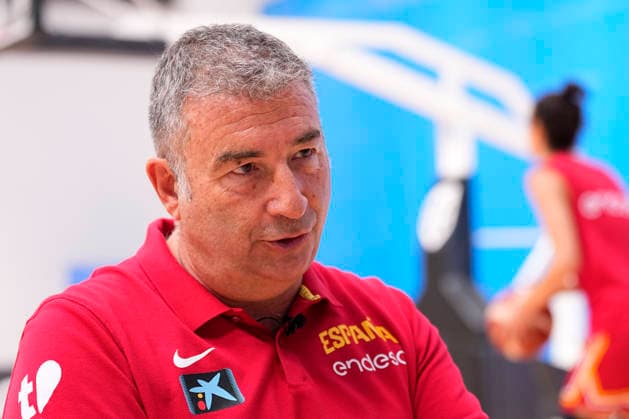 August 10, 2026, Madrid, Madrid, Spain: Miguel Mendez, head coach, attends during the Spain WomenÃ¢â‚¬â ¢s National Basketball Team training camp at the Triangulo de Oro Sports Centre on March 10, 2026, in Madrid, Spain Spain WomenÃ¢â‚¬â ¢S National Basketball Team Training Camp  - ZUMAa181 20260810_zaa_a181_025 Copyright: xOscarxJ.xBarrosox