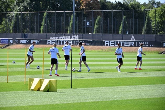 11.08.2026; Moenchengladbach; Fussball, Herren, Saison 2026 2027, Training Borussia Moenchengladbach Nur sechs Spieler beim Training am Dienstag auf dem Platz. Neben den WM_Fahrern auch die angeschlagenen Spieler. v. li. Tomas Cvancara (Gladbach), David Herold (Gladbach), Nico Elvedi (Gladbach), Shuto Machino (Gladbach), Fabio Chiarodia (Gladbach), Joe Scally (Gladbach) DFL regulations prohibit any use of photographs as image sequences and or quasi-video. ista-Borussia-Park Nordrhein-Westfalen Deutschland *** August 11, 2026, Mönchengladbach Soccer, Men s, 2026–2027 Season, Borussia Mönchengladbach Training: Only six players on the field during Tuesday’s practice. In addition to the World Cup participants, the following injured players were also present (from left): Tomas Cvancara (Gladbach), David Herold (Gladbach), Nico Elvedi (Gladbach), Shuto Machino (Gladbach), Fabio Chiarodia (Gladbach), Joe Scally (Gladbach). DFL regulations prohibit any use of photographs as image sequences and or quasi-video footage at Borussia Park, North Rhine-Westphalia, Germany