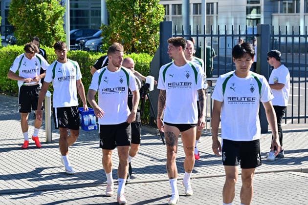 11.08.2026; Moenchengladbach; Fussball, Herren, Saison 2026 2027, Training Borussia Moenchengladbach Auf dem Weg zum Training v. re. Shuto Machino (Gladbach), Tomas Cvancara (Gladbach), Nico Elvedi (Gladbach), Fabio Chiarodia (Gladbach), Joe Scally (Gladbach) DFL regulations prohibit any use of photographs as image sequences and or quasi-video. ista-Borussia-Park Nordrhein-Westfalen Deutschland *** August 11, 2026, Mönchengladbach Soccer, Men s Team, 2026–2027 Season, Borussia Mönchengladbach Training: On the way to training: Shuto Machino (Gladbach), Tomas Cvancara (Gladbach), Nico Elvedi (Gladbach), Fabio Chiarodia (Gladbach), Joe Scally (Gladbach). DFL regulations prohibit any use of photographs as image sequences and or quasi-video content at Borussia Park, North Rhine-Westphalia, Germany