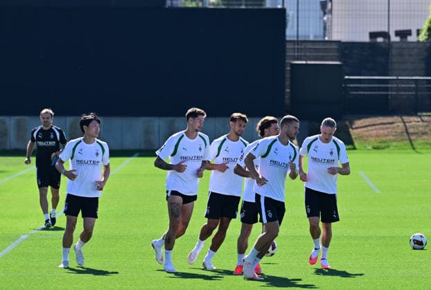 11.08.2026; Moenchengladbach; Fussball, Herren, Saison 2026 2027, Training Borussia Moenchengladbach Nur sechs Spieler am Dienstag auf dem Platz. WM-Fahrer und angeschlagene Spieler trainierten gemeinsam. v. Li. Shuto Machino (Gladbach), Tomas Cvancara (Gladbach), Fabio Chiarodia (Gladbach), Joe Scally (Gladbach), Nico Elvedi (Gladbach), David Herold (Gladbach) DFL regulations prohibit any use of photographs as image sequences and or quasi-video. ista-Borussia-Park Nordrhein-Westfalen Deutschland *** August 11, 2026, Mönchengladbach Soccer, Men s, 2026–2027 Season, Borussia Mönchengladbach Training: Only six players on the field on Tuesday. World Cup players and injured players trained together: Li Shuto Machino (Gladbach), Tomas Cvancara (Gladbach), Fabio Chiarodia (Gladbach), Joe Scally (Gladbach), Nico Elvedi (Gladbach), David Herold (Gladbach). DFL regulations prohibit any use of photographs as image sequences and or quasi-video content at Borussia Park, North Rhine-Westphalia, Germany