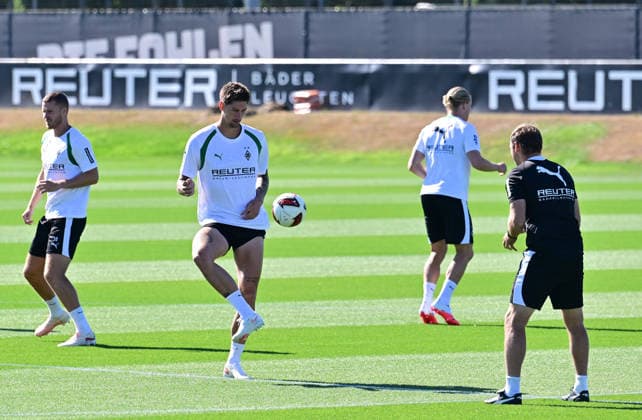 11.08.2026; Moenchengladbach; Fussball, Herren, Saison 2026 2027, Training Borussia Moenchengladbach Tomas Cvancara (Gladbach mit Tony Jantschke (Assistenztrainer Gladbach, re.) DFL regulations prohibit any use of photographs as image sequences and or quasi-video. ista-Borussia-Park Nordrhein-Westfalen Deutschland *** August 11, 2026, Mönchengladbach Soccer, Men s, 2026–2027 season, Borussia Mönchengladbach training session: Tomas Cvancara, Gladbach, with Tony Jantschke, assistant coach at Gladbach (right). DFL regulations prohibit any use of photographs as image sequences and or quasi-video content at Borussia Park, North Rhine-Westphalia, Germany