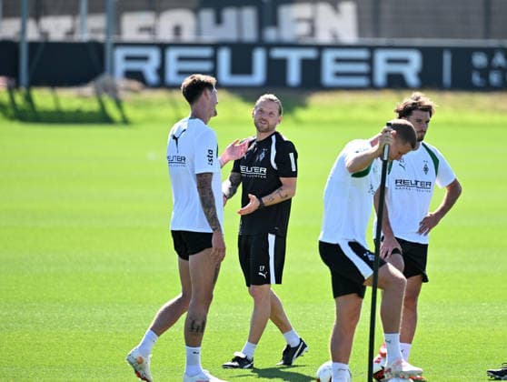 11.08.2026; Moenchengladbach; Fussball, Herren, Saison 2026 2027, Training Borussia Moenchengladbach Im Gespraech v. li. Tomas Cvancara (Gladbach), Eugen Polanski (Trainer Gladbach); rechts daneben Nico Elvedi (Gladbach, 2. v. re.), Joe Scally (Gladbach, re.) DFL regulations prohibit any use of photographs as image sequences and or quasi-video. ista-Borussia-Park Nordrhein-Westfalen Deutschland *** August 11, 2026, Mönchengladbach Soccer, Men s Team, 2026–2027 Season, Borussia Mönchengladbach Training: In conversation (from left) Tomas Cvancara (Gladbach), Eugen Polanski (Gladbach coach); to the right of them, Nico Elvedi (Gladbach), second from right, Joe Scally (Gladbach), right. DFL regulations prohibit any use of photographs as image sequences and or quasi-video content. Borussia Park, North Rhine-Westphalia, Germany