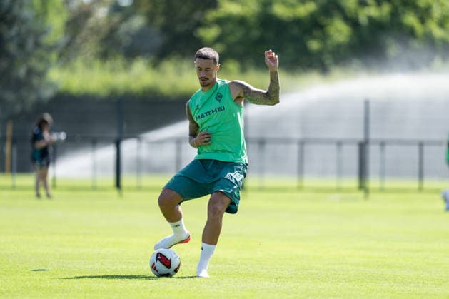 11.08.2026, GER Deutschland, Fussball, Saison 2026 2027, Trainingslager Werder Bremen, Tag 2. des Trainingslagers von SV Werder Bremen in Harsewinkel-Marienfeld Marco Friedl (SV Werder Bremen, 32) Einzelaktion; Ganzkörper Ganzkoerper ; Ball am Fuss; Harsewinkel-Marienfeld Hotel-Residence Klosterpforte Nordrhein-Westfalen (NRW) Deutschland *** August 11, 2026, GER Germany, Soccer, 2026–2027 Season, Werder Bremen Training Camp, Day 2 of SV Werder Bremen’s training camp in Harsewinkel, Marienfeld; Marco Friedl, SV Werder Bremen, 32, individual play, full-body movement, ball at his feet, Harsewinkel, Marienfeld, Hotel Residence Klosterpforte, North Rhine-Westphalia (NRW), Germany Copyright: xnordphotoxGmbHx xChristianxSchulzex
