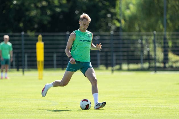 11.08.2026, GER Deutschland, Fussball, Saison 2026 2027, Trainingslager Werder Bremen, Tag 2. des Trainingslagers von SV Werder Bremen in Harsewinkel-Marienfeld Amos Pieper (SV Werder Bremen, 5) Einzelaktion; Ganzkörper Ganzkoerper ; Ball am Fuss; Harsewinkel-Marienfeld Hotel-Residence Klosterpforte Nordrhein-Westfalen (NRW) Deutschland *** August 11, 2026, GER Germany, Soccer, 2026–2027 Season, Werder Bremen Training Camp, Day 2 of SV Werder Bremen’s training camp in Harsewinkel, Marienfeld, Amos Pieper, SV Werder Bremen, 5 individual drills, full-body, ball at his feet, Harsewinkel, Marienfeld, Hotel Residence Klosterpforte, North Rhine-Westphalia (NRW), Germany Copyright: xnordphotoxGmbHx xChristianxSchulzex
