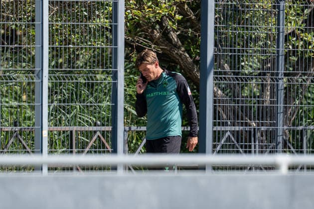 11.08.2026, GER Deutschland, Fussball, Saison 2026 2027, Trainingslager Werder Bremen, Tag 2. des Trainingslagers von SV Werder Bremen in Harsewinkel-Marienfeld Clemens Fritz (Geschäftsführer Fußball, SV Werder Bremen) am Telefonieren, Handy am Ohr, Harsewinkel-Marienfeld Hotel-Residence Klosterpforte Nordrhein-Westfalen (NRW) Deutschland *** August 11, 2026, GER Germany, Soccer, 2026–2027 Season, Werder Bremen Training Camp, Day 2 of SV Werder Bremen’s training camp in Harsewinkel-Marienfeld; Clemens Fritz, Managing Director of Soccer at SV Werder Bremen, on the phone with his cell phone to his ear, at the Hotel Residence Klosterpforte in Harsewinkel-Marienfeld, North Rhine-Westphalia (NRW), Germany Copyright: xnordphotoxGmbHx xChristianxSchulzex