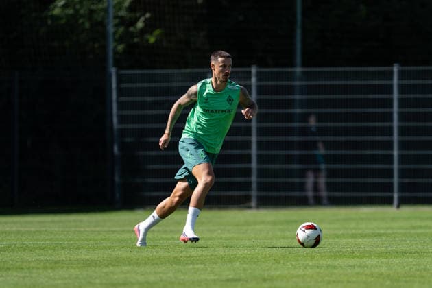 11.08.2026, GER Deutschland, Fussball, Saison 2026 2027, Trainingslager Werder Bremen, Tag 2. des Trainingslagers von SV Werder Bremen in Harsewinkel-Marienfeld Marco Friedl (SV Werder Bremen, 32) Einzelaktion; Ganzkörper Ganzkoerper ; Ball am Fuss; Harsewinkel-Marienfeld Hotel-Residence Klosterpforte Nordrhein-Westfalen (NRW) Deutschland *** August 11, 2026, GER Germany, Soccer, 2026–2027 Season, Werder Bremen Training Camp, Day 2 of SV Werder Bremen’s training camp in Harsewinkel, Marienfeld; Marco Friedl, SV Werder Bremen, 32, individual play, full-body, ball at his feet, Harsewinkel, Marienfeld, Hotel Residence Klosterpforte, North Rhine-Westphalia (NRW), Germany Copyright: xnordphotoxGmbHx xChristianxSchulzex