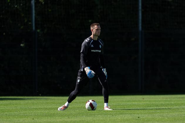 11.08.2026, GER Deutschland, Fussball, Saison 2026 2027, Trainingslager Werder Bremen, Tag 2. des Trainingslagers von SV Werder Bremen in Harsewinkel-Marienfeld Karl Hein (SV Werder Bremen, 1) Einzelaktion; Ganzkörper Ganzkoerper ; Ball am Fuss; Harsewinkel-Marienfeld Hotel-Residence Klosterpforte Nordrhein-Westfalen (NRW) Deutschland *** August 11, 2026, GER Germany, Soccer, 2026–2027 Season, Werder Bremen Training Camp, Day 2 of SV Werder Bremen’s training camp in Harsewinkel Marienfeld, Karl Hein, SV Werder Bremen, 1 Individual play, full-body, ball at his feet, Harsewinkel, Marienfeld, Hotel Residence Klosterpforte, North Rhine-Westphalia (NRW), Germany Copyright: xnordphotoxGmbHx xChristianxSchulzex