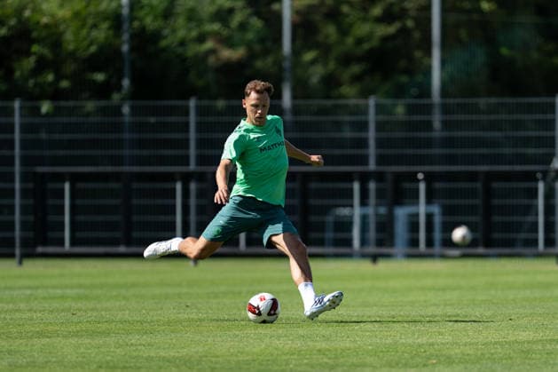 11.08.2026, GER Deutschland, Fussball, Saison 2026 2027, Trainingslager Werder Bremen, Tag 2. des Trainingslagers von SV Werder Bremen in Harsewinkel-Marienfeld Senne Lynen (SV Werder Bremen, 14) Einzelaktion; Ganzkörper Ganzkoerper ; Ball am Fuss; Harsewinkel-Marienfeld Hotel-Residence Klosterpforte Nordrhein-Westfalen (NRW) Deutschland *** August 11, 2026, GER Germany, Soccer, 2026–2027 Season, Werder Bremen Training Camp, Day 2 of SV Werder Bremen’s training camp in Harsewinkel, Marienfeld, Senne, Lynen, SV Werder Bremen, 14 individual drills, full-body, ball at the feet, Harsewinkel, Marienfeld, Hotel Residence Klosterpforte, North Rhine-Westphalia (NRW), Germany Copyright: xnordphotoxGmbHx xChristianxSchulzex
