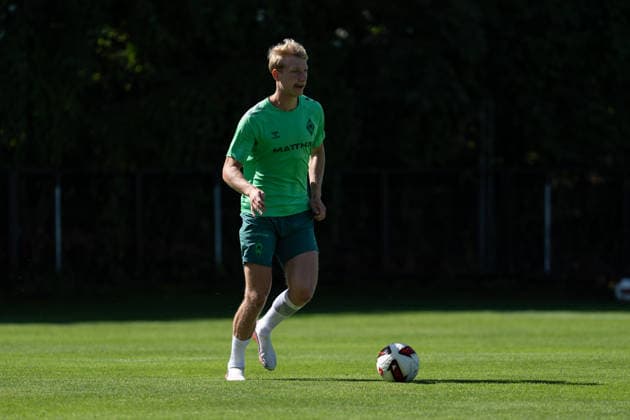 11.08.2026, GER Deutschland, Fussball, Saison 2026 2027, Trainingslager Werder Bremen, Tag 2. des Trainingslagers von SV Werder Bremen in Harsewinkel-Marienfeld Oskar Wojcik Wojcik (SV Werder Bremen, 3) Einzelaktion; Ganzkörper Ganzkoerper ; Ball am Fuss; Harsewinkel-Marienfeld Hotel-Residence Klosterpforte Nordrhein-Westfalen (NRW) Deutschland *** August 11, 2026, GER Germany, Soccer, 2026–2027 Season, Werder Bremen Training Camp, Day 2 of SV Werder Bremen’s training camp in Harsewinkel, Marienfeld; Oskar Wojcik, SV Werder Bremen; 3 individual moves, full-body, ball at his feet; Harsewinkel, Marienfeld, Hotel Residence Klosterpforte, North Rhine-Westphalia (NRW), Germany Copyright: xnordphotoxGmbHx xChristianxSchulzex