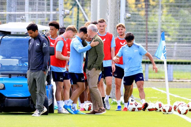 11.08.2026, DEU GER, Fussball , 2.Fussballbundesliga, Saison 2026 2027), Sportforum, Hertha BSC, Training Dr. Peter Goerlich - Geschaeftsfuehrung, Josip Brekalo (Hertha BSC Berlin 7), Hertha-Spielerkreis 2. Liga: DFB DFL regulations prohibit any use of photographs as image sequences and or quasi-video) Berlin Sportforum Berlin Deutschland *** August 11, 2026, Germany, Soccer, 2. Bundesliga, 2026–2027 Season, Sportforum, Hertha BSC, Training, Dr. Peter Goerlich (Management), Josip Brekalo, Hertha BSC Berlin 7, Hertha Players Circle, 2nd Division, DFB and DFL regulations prohibit any use of photographs as image sequences and or quasi-video. Berlin Sportforum, Berlin, Germany Copyright: xNordphotox xEnglerx