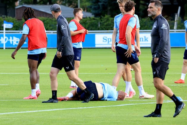 11.08.2026, DEU GER, Fussball , 2.Fussballbundesliga, Saison 2026 2027), Sportforum, Hertha BSC, Training Jon Dabur Thorsteinsson (Hertha BSC Berlin 24), verletzt, von Deyovaisio Zeefuik (Hertha BSC Berlin 42) 2. Liga: DFB DFL regulations prohibit any use of photographs as image sequences and or quasi-video) Berlin Sportforum Berlin Deutschland *** August 11, 2026, Germany, Soccer, 2. Bundesliga, 2026–2027 Season, Sportforum, Hertha BSC, Training: Jon Dabur, Thorsteinsson, Hertha BSC Berlin 24, injured, Deyovaisio Zeefuik, Hertha BSC Berlin 42, 2nd Division, DFB and DFL regulations prohibit any use of photographs as image sequences and or quasi-video. Berlin Sportforum, Berlin, Germany Copyright: xNordphotox xEnglerx