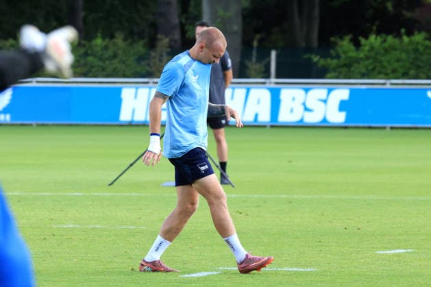 11.08.2026, DEU GER, Fussball , 2.Fussballbundesliga, Saison 2026 2027), Sportforum, Hertha BSC, Training Jon Dabur Thorsteinsson (Hertha BSC Berlin 24), verletzt, von Deyovaisio Zeefuik (Hertha BSC Berlin 42) 2. Liga: DFB DFL regulations prohibit any use of photographs as image sequences and or quasi-video) Berlin Sportforum Berlin Deutschland *** August 11, 2026, Germany, Soccer, 2. Bundesliga, 2026–2027 Season, Sportforum, Hertha BSC, Training: Jon Dabur, Thorsteinsson, Hertha BSC Berlin 24, injured, Deyovaisio Zeefuik, Hertha BSC Berlin 42, 2nd Division, DFB and DFL regulations prohibit any use of photographs as image sequences and or quasi-video. Berlin Sportforum, Berlin, Germany Copyright: xNordphotox xEnglerx