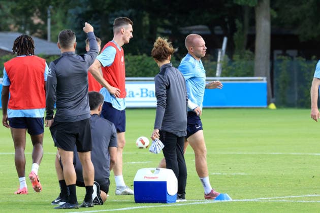 11.08.2026, DEU GER, Fussball , 2.Fussballbundesliga, Saison 2026 2027), Sportforum, Hertha BSC, Training Jon Dabur Thorsteinsson (Hertha BSC Berlin 24), verletzt, von Deyovaisio Zeefuik (Hertha BSC Berlin 42) 2. Liga: DFB DFL regulations prohibit any use of photographs as image sequences and or quasi-video) Berlin Sportforum Berlin Deutschland *** August 11, 2026, Germany, Soccer, 2. Bundesliga, 2026–2027 Season, Sportforum, Hertha BSC, Training: Jon Dabur, Thorsteinsson, Hertha BSC Berlin 24, injured, Deyovaisio Zeefuik, Hertha BSC Berlin 42, 2nd Division, DFB and DFL regulations prohibit any use of photographs as image sequences and or quasi-video. Berlin Sportforum, Berlin, Germany Copyright: xNordphotox xEnglerx