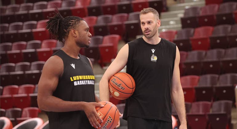 Ludwigsburg , Basketball Training MHP Riesen Ludwigsburg , von links: Keeshawn Kellman Jonas Wohlfarth-Bottermann *** Ludwigsburg, MHP Riesen Ludwigsburg basketball practice; from left: Keeshawn Kellman, Jonas Wohlfarth, Bottermann