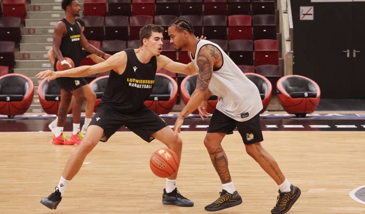 Ludwigsburg , Basketball Training MHP Riesen Ludwigsburg ,von links: Max Riedel Ish Leggett *** Ludwigsburg, MHP Riesen Ludwigsburg basketball practice; from left: Max Riedel, Ish Leggett