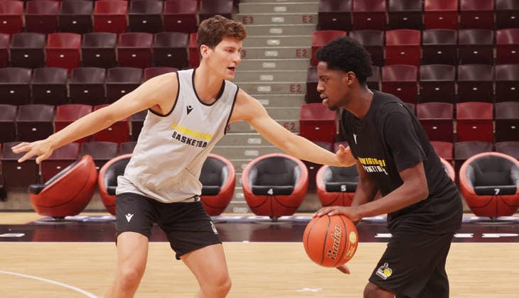 Ludwigsburg , Basketball Training MHP Riesen Ludwigsburg , von links: Patrick Cartier Yohann Tchouaffe *** Ludwigsburg, MHP Riesen Ludwigsburg basketball practice, from left: Patrick Cartier, Yohann Tchouaffe