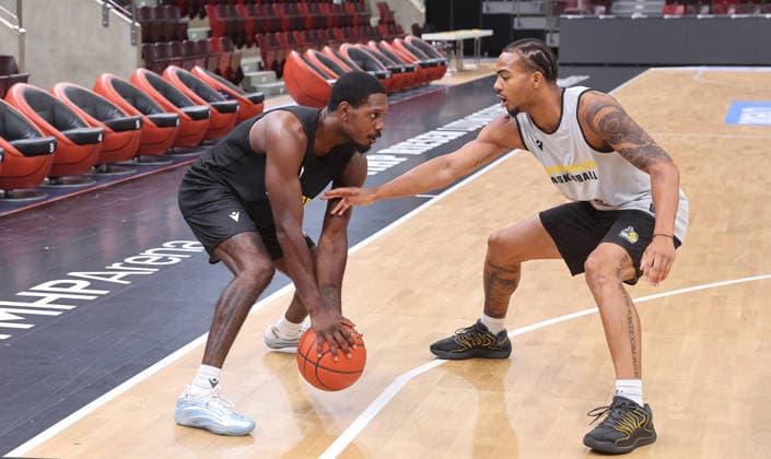 Ludwigsburg , Basketball Training MHP Riesen Ludwigsburg , von links : David Joplin Ish Leggett *** Ludwigsburg, MHP Riesen Ludwigsburg basketball practice, from left: David Joplin, Ish Leggett