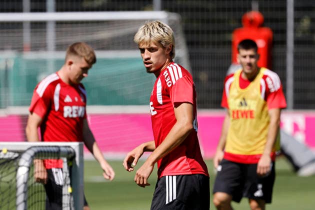 Fußballspieler Gil Neves (Mittelfeld) beim öffentlichen Training des 1. FC Köln am Geißbockheim. Köln, 11.08.2026 (DFL DFB REGULATIONS PROHIBIT ANY USE OF PHOTOGRAPHS as IMAGE SEQUENCES and or QUASI-VIDEO) NRW Deutschland *** Soccer player Gil Neves, midfielder, during a public training session of 1. FC Köln at Geißbockheim in Cologne, August 11, 2026. DFL and DFB regulations prohibit any use of photographs as image sequences and or quasi-video. NRW, Germany Copyright: xChristophxHardtx