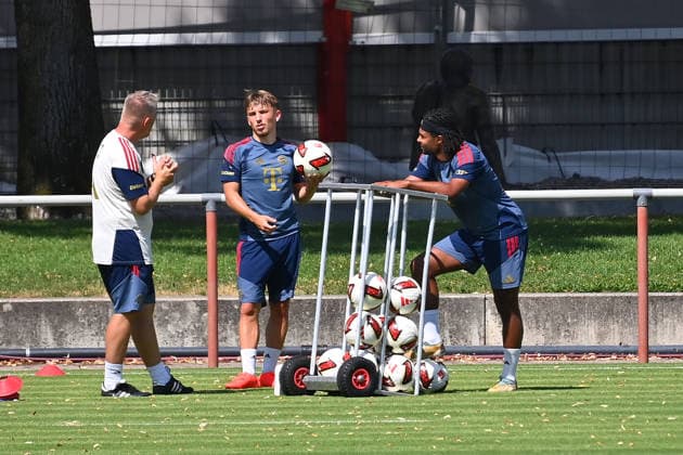 v.re:Serge GNABRY (FC Bayern Muenchen), Lennart KARL (Bayern Muenchen). Training FC Bayern Muenchen am 11.08.2026. Fussball 1. Bundesliga,Saison 2026 2027. *** Serge GNABRY, FC Bayern Munich; Lennart KARL, Bayern Munich; FC Bayern Munich training session on August 11, 2026; Soccer, Bundesliga 1, 2026–2027 season