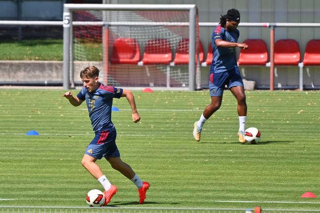 Lennart KARL (Bayern Muenchen) am Ball, hi: Serge GNABRY (FC Bayern Muenchen), Training FC Bayern Muenchen am 11.08.2026. Fussball 1. Bundesliga,Saison 2026 2027. *** Lennart KARL, Bayern Munich, on the ball; hi, Serge GNABRY, FC Bayern Munich; FC Bayern Munich training session on August 11, 2026; Soccer, Bundesliga 1, 2026–2027 season