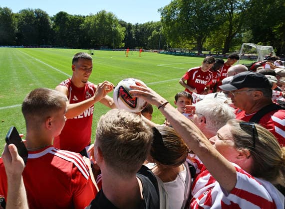 11.08.2026, xophax, Fussball 1.Bundesliga, 1.FC Koeln Training am Geissbockheim des 1.FC Köln. Platz 1.Fans. Said El Mala ( 1.FC Köln ) schreibt Autogramme Köln *** August 11, 2026, xophax, Soccer, Bundesliga 1, 1. FC Köln Training at the Geissbockheim, 1. FC Köln, Field 1, Fans, Said El Mala, 1. FC Köln signing autographs, Cologne