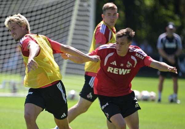 11.08.2026, xophax, Fussball 1.Bundesliga, 1.FC Koeln Training am Geissbockheim des 1.FC Köln. Platz 1. Gil Neves ( 1.FC Köln ) , links und Paul Okon -Engstler , rechts ( 1.FC Köln ) Köln *** August 11, 2026, xophax, Soccer, Bundesliga 1, 1. FC Köln Training at the Geissbockheim, home of 1. FC Köln. Gil Neves (1. FC Köln) on the left and Paul Okon Engstler (1. FC Köln) on the right. Cologne