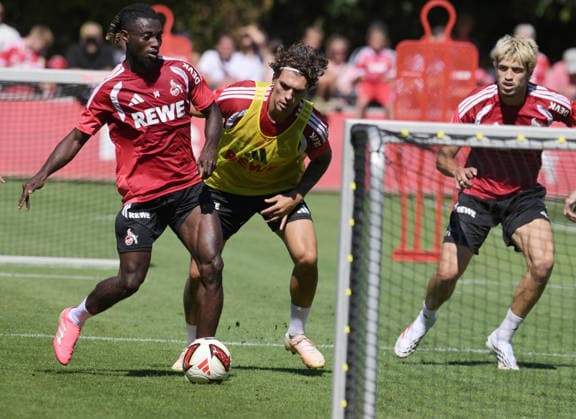 11.08.2026, xophax, Fussball 1.Bundesliga, 1.FC Koeln Training am Geissbockheim des 1.FC Köln. Platz 1. Gideon Mensah ( 1.FC Köln ) , links und Julian Pauli , mitte ( 1.FC Köln ) und Gil Neves , rechts ( 1.FC Köln ) Köln *** August 11, 2026, xophax, Soccer, Bundesliga 1, 1. FC Köln Training at the Geissbockheim, home of 1. FC Köln. 1st: Gideon Mensah (1. FC Köln), left; Julian Pauli (1. FC Köln), center; and Gil Neves (1. FC Köln), right. Cologne