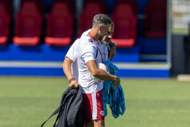 GER, Leipzig, Fussball, oeffentliches Training RB Leipzig im Bild v.l.: Martin Demichelis (Cheftrainer RB Leipzig), spricht Arm in Arm mit Cristian Fiel (Assistenztrainer RB Leipzig), vor dem Training 11.08.2026, RB Leipzig Training Akademie Cottaweg Leipzig DFL DFB REGULATIONS PROHIBIT ANY USE OF PHOTOGRAPHS AS IMAGE SEQUENCES AND OR QUASI-VIDEO, *** GER, Leipzig, Soccer, RB Leipzig public training session: Pictured from left, Martin Demichelis, head coach of RB Leipzig, speaking arm-in-arm with Cristian Fiel, assistant coach of RB Leipzig, before training on August 11, 2026, RB Leipzig training at the Cottaweg Academy in Leipzig. DFL and DFB regulations prohibit any use of photographs as image sequences and or quasi-video, Copyright: HMBxMedia PaulxFritz