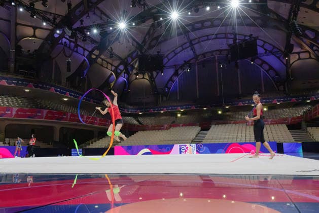 Weltmeisterschaft der Rhythmischen Sportgymnastik Lauren Grüniger aus der Schweiz (links) beim ersten Training in der Festhalle. Weltmeisterschaft der Rhythmischen Sportgymnastik vom 11. bis zum 16. August in der Festhalle in Frankfurt am Main., Frankfurt am Main Hessen Deutschland Festhalle *** Rhythmic Gymnastics World Championships: Lauren Grüniger of Switzerland (left) during the first practice session at the Festhalle. The Rhythmic Gymnastics World Championships took place from August 11 to 16 at the Festhalle in Frankfurt am Main, Frankfurt am Main, Hesse, Germany. Festhalle