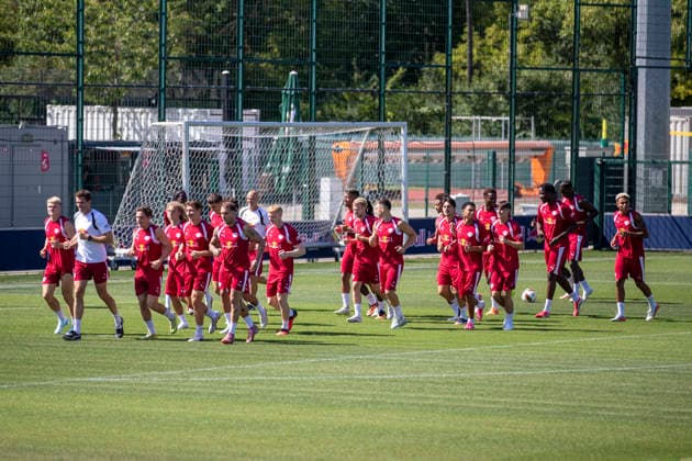 GER, Leipzig, Fussball, oeffentliches Training RB Leipzig im Bild v.l.: Laufrunde warm up 11.08.2026, RB Leipzig Training Akademie Cottaweg Leipzig DFL DFB REGULATIONS PROHIBIT ANY USE OF PHOTOGRAPHS AS IMAGE SEQUENCES AND OR QUASI-VIDEO, *** GER, Leipzig, Soccer, RB Leipzig public training session in photos (from left): warm-up run, August 11, 2026, RB Leipzig Academy Training, Cottaweg, Leipzig. DFL and DFB regulations prohibit any use of photographs as image sequences and or quasi-video, Copyright: HMBxMedia PaulxFritz