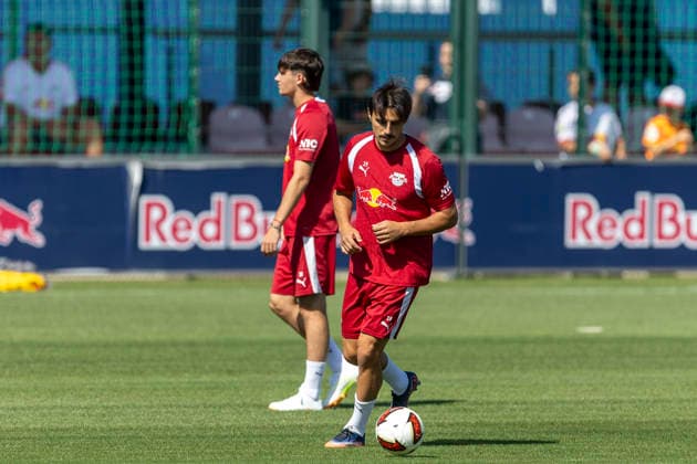 GER, Leipzig, Fussball, oeffentliches Training RB Leipzig im Bild v.l.: Eljif Elmas (RB Leipzig 19), Aktion mit Ball 11.08.2026, RB Leipzig Training Akademie Cottaweg Leipzig DFL DFB REGULATIONS PROHIBIT ANY USE OF PHOTOGRAPHS AS IMAGE SEQUENCES AND OR QUASI-VIDEO, *** GER, Leipzig, Soccer, RB Leipzig public training session—pictured from left: Eljif Elmas (RB Leipzig 19), in action with the ball, August 11, 2026, RB Leipzig Academy Training, Cottaweg, Leipzig; DFL and DFB regulations prohibit any use of photographs as image sequences and or quasi-video, Copyright: HMBxMedia PaulxFritz