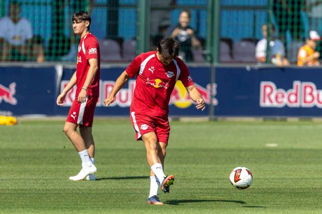GER, Leipzig, Fussball, oeffentliches Training RB Leipzig im Bild v.l.: Eljif Elmas (RB Leipzig 19), Aktion mit Ball 11.08.2026, RB Leipzig Training Akademie Cottaweg Leipzig DFL DFB REGULATIONS PROHIBIT ANY USE OF PHOTOGRAPHS AS IMAGE SEQUENCES AND OR QUASI-VIDEO, *** GER, Leipzig, Soccer, RB Leipzig public training session—pictured from left: Eljif Elmas (RB Leipzig 19), in action with the ball, August 11, 2026, RB Leipzig Academy Training, Cottaweg, Leipzig; DFL and DFB regulations prohibit any use of photographs as image sequences and or quasi-video, Copyright: HMBxMedia PaulxFritz