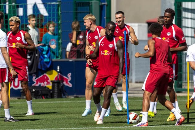 GER, Leipzig, Fussball, oeffentliches Training RB Leipzig im Bild v.l.: Lutshuarel Geertruida , traegt Trainingsshirt von Benjamin Henrichs (RB Leipzig 39), mit Rueckennummer 39 11.08.2026, RB Leipzig Training Akademie Cottaweg Leipzig DFL DFB REGULATIONS PROHIBIT ANY USE OF PHOTOGRAPHS AS IMAGE SEQUENCES AND OR QUASI-VIDEO, *** GER, Leipzig, Soccer, RB Leipzig public training session: Pictured from left, Lutshuarel Geertruida, wearing an RB Leipzig training shirt with Benjamin Henrichs number 39, with the number 39 on the back, 11 08 2026, RB Leipzig Training Academy, Cottaweg, Leipzig. DFL and DFB regulations prohibit any use of photographs as image sequences and or quasi-video, Copyright: HMBxMedia PaulxFritz