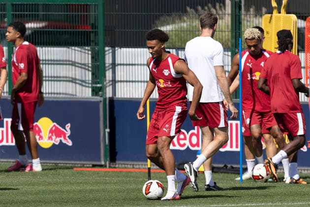 GER, Leipzig, Fussball, oeffentliches Training RB Leipzig im Bild v.l.: Tidiam Gomis (RB Leipzig 27), Aktion mit Ball 11.08.2026, RB Leipzig Training Akademie Cottaweg Leipzig DFL DFB REGULATIONS PROHIBIT ANY USE OF PHOTOGRAPHS AS IMAGE SEQUENCES AND OR QUASI-VIDEO, *** GER, Leipzig, Soccer, RB Leipzig public training session—pictured from left: Tidiam Gomis, RB Leipzig 27, in action with the ball, August 11, 2026, RB Leipzig Academy Training, Cottaweg, Leipzig; DFL and DFB regulations prohibit any use of photographs as image sequences and or quasi-video, Copyright: HMBxMedia PaulxFritz