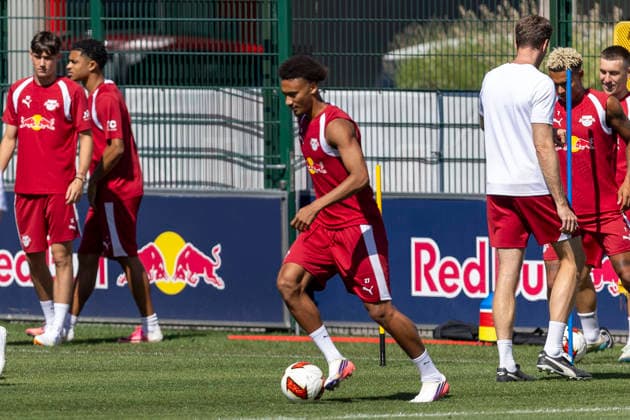 GER, Leipzig, Fussball, oeffentliches Training RB Leipzig im Bild v.l.: Tidiam Gomis (RB Leipzig 27), Aktion mit Ball 11.08.2026, RB Leipzig Training Akademie Cottaweg Leipzig DFL DFB REGULATIONS PROHIBIT ANY USE OF PHOTOGRAPHS AS IMAGE SEQUENCES AND OR QUASI-VIDEO, *** GER, Leipzig, Soccer, RB Leipzig public training session—pictured from left: Tidiam Gomis, RB Leipzig 27, in action with the ball, August 11, 2026, RB Leipzig Academy Training, Cottaweg, Leipzig; DFL and DFB regulations prohibit any use of photographs as image sequences and or quasi-video, Copyright: HMBxMedia PaulxFritz