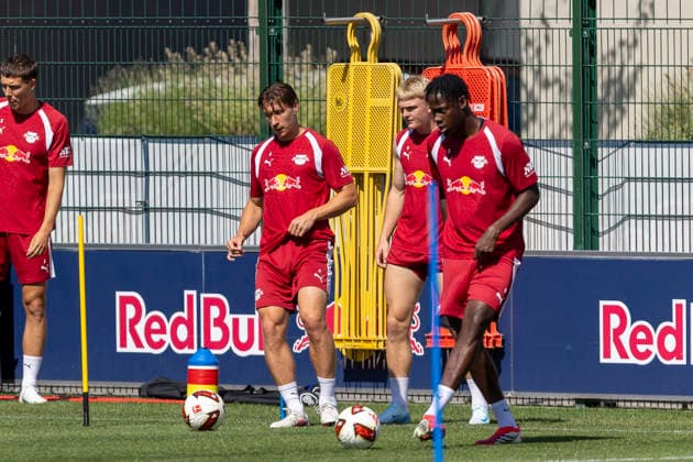 GER, Leipzig, Fussball, oeffentliches Training RB Leipzig im Bild v.l.: Willi Orban (RB Leipzig 04), Conrad Harder (RB Leipzig 09), El Chadaille Bitshiabu (RB Leipzig 05), Aktion mit Ball 11.08.2026, RB Leipzig Training Akademie Cottaweg Leipzig DFL DFB REGULATIONS PROHIBIT ANY USE OF PHOTOGRAPHS AS IMAGE SEQUENCES AND OR QUASI-VIDEO, *** GER, Leipzig, Soccer, RB Leipzig public training session—pictured from left: Willi Orban (RB Leipzig 04), Conrad Harder (RB Leipzig 09), El Chadaille Bitshiabu (RB Leipzig 05), ball drill, August 11, 2026, RB Leipzig Academy Training, Cottaweg, Leipzig. DFL and DFB regulations prohibit any use of photographs as image sequences and or quasi-video, Copyright: HMBxMedia PaulxFritz