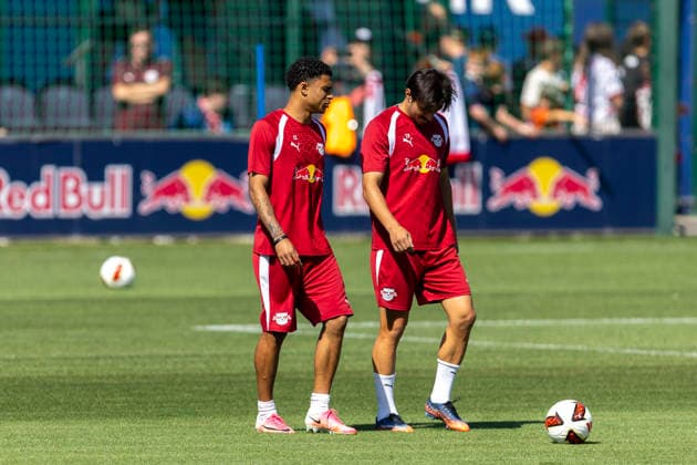 GER, Leipzig, Fussball, oeffentliches Training RB Leipzig im Bild v.l.: Ayodele Thomas (RB Leipzig 21), Eljif Elmas (RB Leipzig 19), im Gespraech 11.08.2026, RB Leipzig Training Akademie Cottaweg Leipzig DFL DFB REGULATIONS PROHIBIT ANY USE OF PHOTOGRAPHS AS IMAGE SEQUENCES AND OR QUASI-VIDEO, *** GER, Leipzig, Soccer, RB Leipzig public training session—pictured from left: Ayodele Thomas (RB Leipzig 21), Eljif Elmas (RB Leipzig 19), in conversation, August 11, 2026, RB Leipzig Training Academy, Cottaweg, Leipzig; DFL, DFB regulations prohibit any use of photographs as image sequences and or quasi-video, Copyright: HMBxMedia PaulxFritz