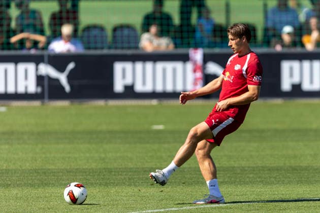 GER, Leipzig, Fussball, oeffentliches Training RB Leipzig im Bild v.l.: Willi Orban (RB Leipzig 04), Aktion mit Ball 11.08.2026, RB Leipzig Training Akademie Cottaweg Leipzig DFL DFB REGULATIONS PROHIBIT ANY USE OF PHOTOGRAPHS AS IMAGE SEQUENCES AND OR QUASI-VIDEO, *** GER, Leipzig, Soccer, RB Leipzig public training session—pictured from left: Willi Orban, RB Leipzig 04, in action with the ball, August 11, 2026, RB Leipzig Academy Training, Cottaweg, Leipzig; DFL and DFB regulations prohibit any use of photographs as image sequences and or quasi-video, Copyright: HMBxMedia PaulxFritz