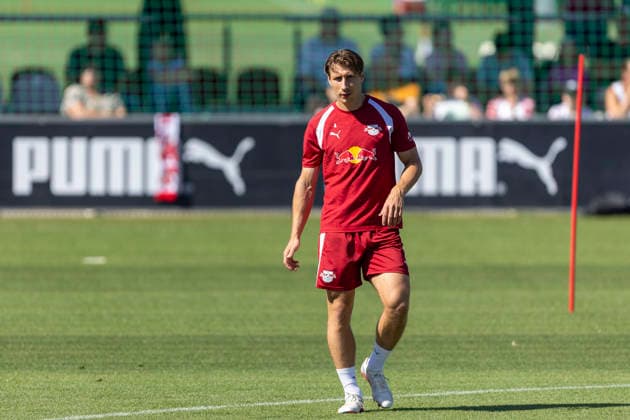 GER, Leipzig, Fussball, oeffentliches Training RB Leipzig im Bild v.l.: Willi Orban (RB Leipzig 04), 11.08.2026, RB Leipzig Training Akademie Cottaweg Leipzig DFL DFB REGULATIONS PROHIBIT ANY USE OF PHOTOGRAPHS AS IMAGE SEQUENCES AND OR QUASI-VIDEO, *** GER, Leipzig, Soccer, RB Leipzig public training session (pictured, from left: Willi Orban, RB Leipzig 04), August 11, 2026, RB Leipzig Training Academy, Cottaweg, Leipzig; DFL, DFB regulations prohibit any use of photographs as image sequences and or quasi-video, Copyright: HMBxMedia PaulxFritz