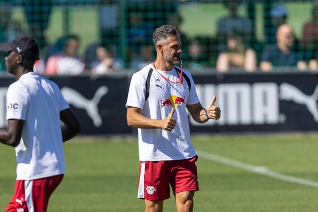 GER, Leipzig, Fussball, oeffentliches Training RB Leipzig im Bild v.l.: Martin Demichelis (Cheftrainer RB Leipzig), Daumen hoch Geste 11.08.2026, RB Leipzig Training Akademie Cottaweg Leipzig DFL DFB REGULATIONS PROHIBIT ANY USE OF PHOTOGRAPHS AS IMAGE SEQUENCES AND OR QUASI-VIDEO, *** GER, Leipzig, Soccer, RB Leipzig public training session in the photo: from left, Martin Demichelis, head coach of RB Leipzig, giving a thumbs-up, August 11, 2026, RB Leipzig Academy Training, Cottaweg, Leipzig. DFL and DFB regulations prohibit any use of photographs as image sequences and or quasi-video, Copyright: HMBxMedia PaulxFritz