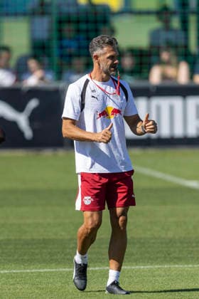 GER, Leipzig, Fussball, oeffentliches Training RB Leipzig im Bild v.l.: Martin Demichelis (Cheftrainer RB Leipzig), Daumen hoch Geste 11.08.2026, RB Leipzig Training Akademie Cottaweg Leipzig DFL DFB REGULATIONS PROHIBIT ANY USE OF PHOTOGRAPHS AS IMAGE SEQUENCES AND OR QUASI-VIDEO, *** GER, Leipzig, Soccer, RB Leipzig public training session in the photo: from left, Martin Demichelis, head coach of RB Leipzig, giving a thumbs-up, August 11, 2026, RB Leipzig Academy Training, Cottaweg, Leipzig. DFL and DFB regulations prohibit any use of photographs as image sequences and or quasi-video, Copyright: HMBxMedia PaulxFritz