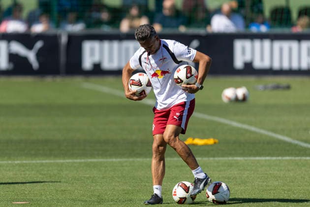 GER, Leipzig, Fussball, oeffentliches Training RB Leipzig im Bild v.l.: Martin Demichelis (Cheftrainer RB Leipzig), mit Baellen in der Hand 11.08.2026, RB Leipzig Training Akademie Cottaweg Leipzig DFL DFB REGULATIONS PROHIBIT ANY USE OF PHOTOGRAPHS AS IMAGE SEQUENCES AND OR QUASI-VIDEO, *** GER, Leipzig, Soccer, RB Leipzig public training session: Pictured from left, Martin Demichelis, head coach of RB Leipzig, holding a ball, August 11, 2026, RB Leipzig Training Academy, Cottaweg, Leipzig. DFL and DFB regulations prohibit any use of photographs as image sequences and or quasi-video, Copyright: HMBxMedia PaulxFritz