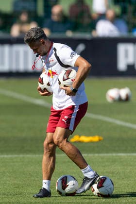 GER, Leipzig, Fussball, oeffentliches Training RB Leipzig im Bild v.l.: Martin Demichelis (Cheftrainer RB Leipzig), mit Baellen in der Hand 11.08.2026, RB Leipzig Training Akademie Cottaweg Leipzig DFL DFB REGULATIONS PROHIBIT ANY USE OF PHOTOGRAPHS AS IMAGE SEQUENCES AND OR QUASI-VIDEO, *** GER, Leipzig, Soccer, RB Leipzig public training session: Pictured from left, Martin Demichelis, head coach of RB Leipzig, holding a ball, August 11, 2026, RB Leipzig Training Academy, Cottaweg, Leipzig. DFL and DFB regulations prohibit any use of photographs as image sequences and or quasi-video, Copyright: HMBxMedia PaulxFritz