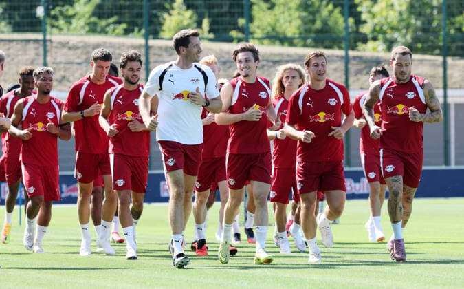 RB Leipzig Ð Training Bundesliga Leipzig, 11.08.2026, Red Bull Akademie, Fussball, 1.Bundesliga, RB Leipzig , Training , Im Bild: Erwärmung mit Athletiktrainer Daniel Behlau, Rocco Reitz, Willi Orban, David Raumr , Nur zur redaktionellen Nutzung. Only editorial use. , *** RB Leipzig – Training, Bundesliga, Leipzig, August 11, 2026, Red Bull Academy, Soccer, Bundesliga 1, RB Leipzig, Training, Pictured: Warm-up with athletic trainer Daniel Behlau, Rocco Reitz, Willi Orban, David Raumr, For editorial use only, Picture Point