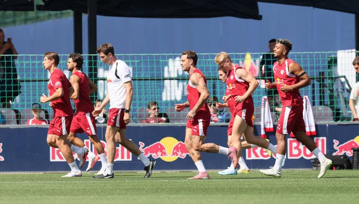 RB Leipzig Ð Training Bundesliga Leipzig, 11.08.2026, Red Bull Akademie, Fussball, 1.Bundesliga, RB Leipzig , Training , Im Bild: Erwärmung mit Athletiktrainer Daniel Behlau, Rocco Reitz, Willi Orban, David Raumr , Nur zur redaktionellen Nutzung. Only editorial use. , *** RB Leipzig – Training, Bundesliga, Leipzig, August 11, 2026, Red Bull Academy, Soccer, Bundesliga 1, RB Leipzig, Training, Pictured: Warm-up with athletic trainer Daniel Behlau, Rocco Reitz, Willi Orban, David Raumr, For editorial use only, Picture Point