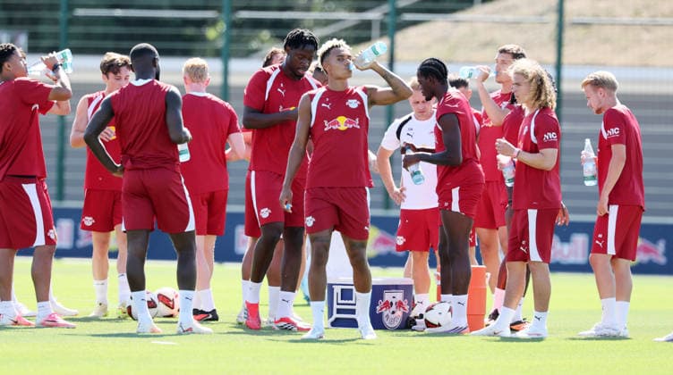 RB Leipzig Ð Training Bundesliga Leipzig, 11.08.2026, Red Bull Akademie, Fussball, 1.Bundesliga, RB Leipzig , Training , Im Bild: Trinkpause, Nur zur redaktionellen Nutzung. Only editorial use. , *** RB Leipzig – Training, Bundesliga, Leipzig, August 11, 2026, Red Bull Academy, Soccer, Bundesliga 1, RB Leipzig, Training, Pictured: Water break, For editorial use only, Picture Point