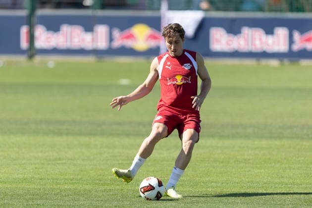GER, Leipzig, Fussball, oeffentliches Training RB Leipzig im Bild v.l.: Rocco Reitz (RB Leipzig 20), Aktion mit Ball 11.08.2026, RB Leipzig Training Akademie Cottaweg Leipzig DFL DFB REGULATIONS PROHIBIT ANY USE OF PHOTOGRAPHS AS IMAGE SEQUENCES AND OR QUASI-VIDEO, *** GER, Leipzig, Soccer, RB Leipzig public training session—pictured from left: Rocco Reitz, RB Leipzig 20, ball action, August 11, 2026, RB Leipzig Academy Training, Cottaweg, Leipzig; DFL and DFB regulations prohibit any use of photographs as image sequences and or quasi-video, Copyright: HMBxMedia PaulxFritz