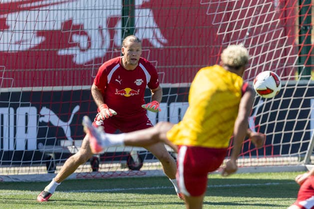GER, Leipzig, Fussball, oeffentliches Training RB Leipzig im Bild v.l.: Oerjan Nyland (RB Leipzig 01), im Tor versucht den Ball von Antonio Nusa (RB Leipzig 07), zu halten 11.08.2026, RB Leipzig Training Akademie Cottaweg Leipzig DFL DFB REGULATIONS PROHIBIT ANY USE OF PHOTOGRAPHS AS IMAGE SEQUENCES AND OR QUASI-VIDEO, *** GER, Leipzig, Soccer, RB Leipzig public training session: Pictured from left, Oerjan Nyland (RB Leipzig 01), in goal, tries to stop a shot by Antonio Nusa (RB Leipzig 07), August 11, 2026, RB Leipzig Academy Training, Cottaweg, Leipzig. DFL and DFB regulations prohibit any use of photographs as image sequences and or quasi-video, Copyright: HMBxMedia PaulxFritz