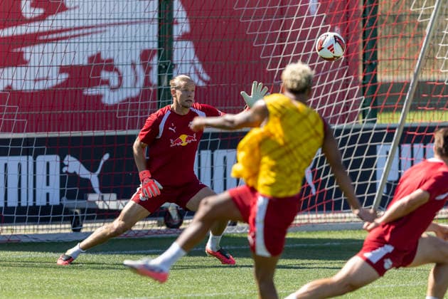 GER, Leipzig, Fussball, oeffentliches Training RB Leipzig im Bild v.l.: Oerjan Nyland (RB Leipzig 01), im Tor versucht den Ball von Antonio Nusa (RB Leipzig 07), zu halten 11.08.2026, RB Leipzig Training Akademie Cottaweg Leipzig DFL DFB REGULATIONS PROHIBIT ANY USE OF PHOTOGRAPHS AS IMAGE SEQUENCES AND OR QUASI-VIDEO, *** GER, Leipzig, Soccer, RB Leipzig public training session: Pictured from left, Oerjan Nyland (RB Leipzig 01), in goal, tries to stop a shot by Antonio Nusa (RB Leipzig 07), August 11, 2026, RB Leipzig Academy Training, Cottaweg, Leipzig. DFL and DFB regulations prohibit any use of photographs as image sequences and or quasi-video, Copyright: HMBxMedia PaulxFritz